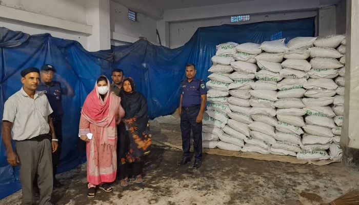 লাইসেন্স ছাড়াই সরকারি সার মজুত, জীবননগরে ৪০৩ বস্তা ডিএপি জব্দ