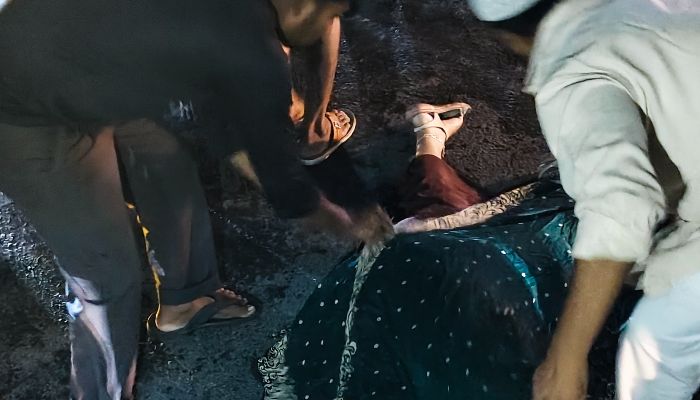 ছেলের বিয়ের বাজার করতে গিয়ে দুই ট্রাকের মাঝে চাপা পড়ে মর্মান্তিক মৃত্যু হলো বাবা-মায়ের