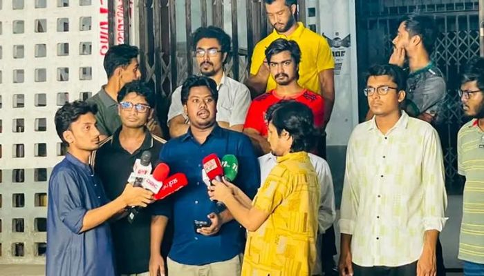 ঢাবিতে ককটেল বিস্ফোরণ, প্রক্টরকে জাতীয় ছাত্রশক্তির ৩ দফা দাবি