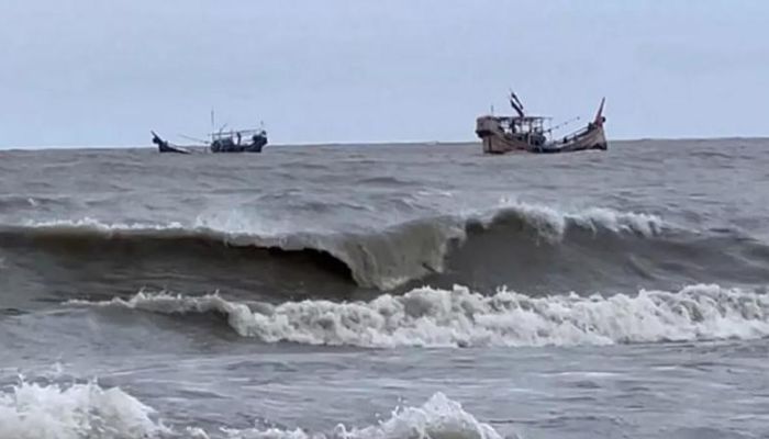 উপকূলে ঝোড়ো হাওয়ার শঙ্কা, সমুদ্রবন্দরে সতর্ক সংকেত