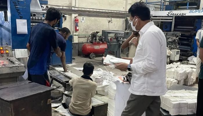 মধ্যরাতে ছাপাখানায় শিক্ষামন্ত্রী, যাচাই করলেন বইয়ের মান