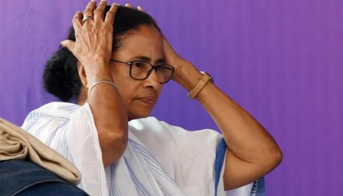 বাড়ি থেকেই বের হতে পারছি না: মমতা