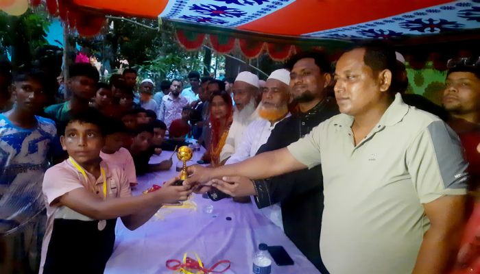 মতলব উত্তরে উত্তর নাউরী যুবসমাজের আয়োজনে ফুটবল টুর্নামেন্টের ফাইনাল খেলা অনুষ্ঠিত