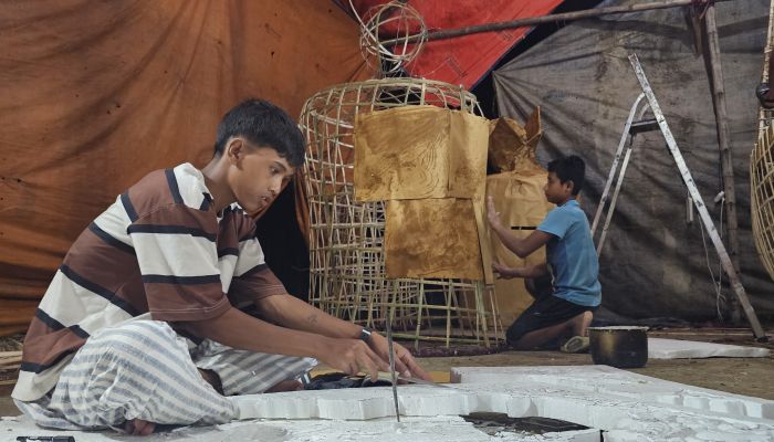 প্রবারণা উৎসব ঘিরে ফানুস-রথ তৈরির ধুম
