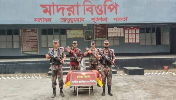 কলারোয়ায় বিজিবির অভিযানে ৯ লাখ ২০ হাজার টাকার চোরাচালানি মালামাল জব্দ