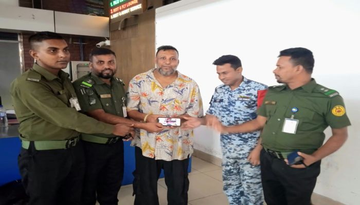 *বিমানবন্দরে আনসারের তৎপরতায় আইফোন উদ্ধার: প্রকৃত মালিকের কাছে হস্তান্তর* 