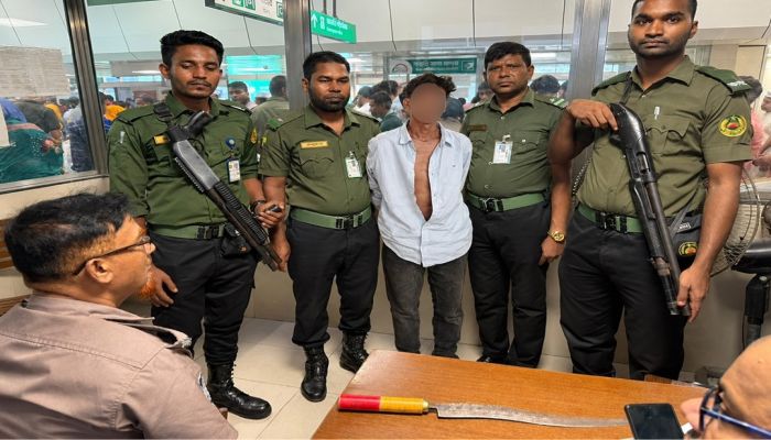 আনসারের অভিযানে মতিঝিল মেট্রোরেল স্টেশনে অস্ত্রসহ ছিনতাইকারী আটক 