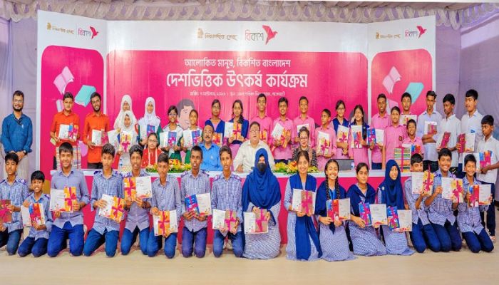 বাগেরহাট ও সাতক্ষীরায় শিক্ষার্থীদের বই দিল বিকাশ