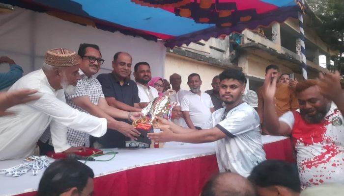মতলব উত্তরে শিকারীকান্দি তরুন সংঘ ক্লাবের খাশি কাপ ফুটবল টুর্নামেন্টের  ফাইনাল খেলা অনুষ্ঠিত