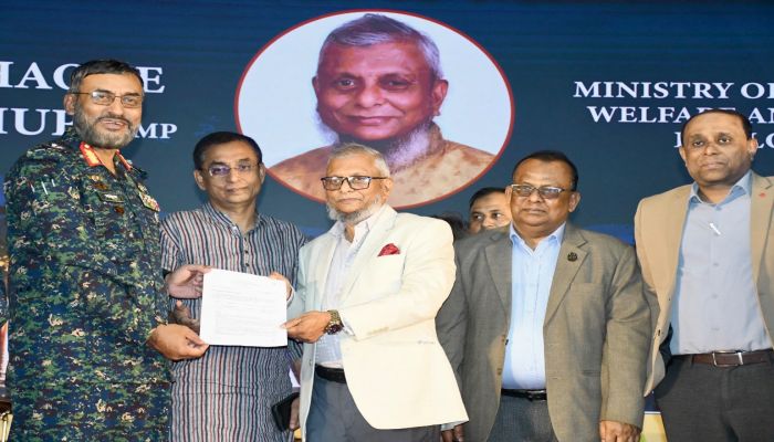 অবৈধ উপায়ে বিদেশ গমন বন্ধ এবং বৈধ পন্থায় রেমিট্যান্স পাঠানোর আহ্বান জানিয়েছেন প্রবাসী কল্যাণ মন্ত্রী আরিফুল হক চৌধুরী