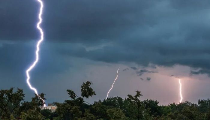 দুপুরের মধ্যে ৫ অঞ্চলে বজ্রবৃষ্টির আভাস