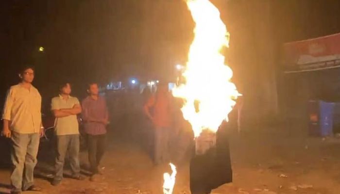 মুক্তিযোদ্ধা মানিকের দাফনে বাধা, জাবিতে সাঈদীর কুশপুত্তলিকা দাহ