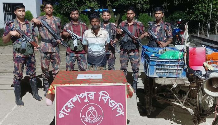 জীবননগরে ৪টি স্বর্ণের বারসহ পাচারকারী আটক