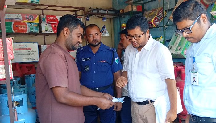 মৌলভীবাজারে এলপিজি গ্যাস বিক্রিতে লাইসেন্স যাচাইয়ে অভিযান, ব্যবসায়ীদের সতর্ক করলো প্রশাসন 