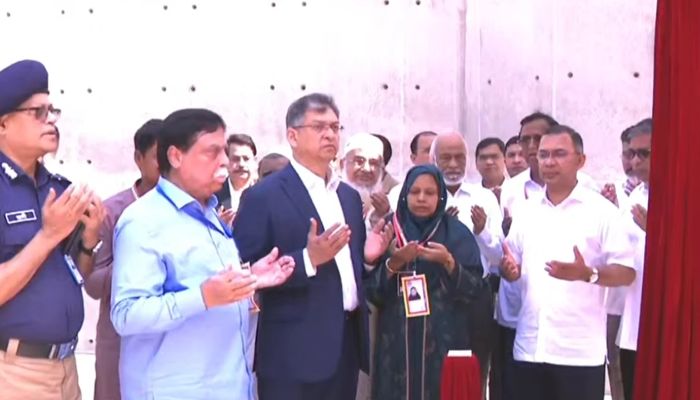 ওসমানী উদ্যানে ‘জুলাই স্মৃতিস্তম্ভ’ উদ্বোধন করলেন প্রধানমন্ত্রী