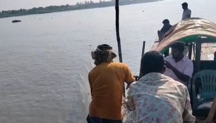 দুমকিতে অভিযানেও থামছে না ইলিশ শিকার দ্রুতগতির নৌকায় পালিয়ে যাচ্ছেন জেলেরা, পরিত্যক্ত জাল জব্দ করেই ফিরছে প্রশাসন।