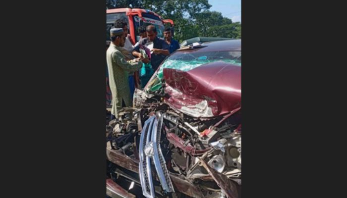 চন্দনাইশে বাস-প্রাইভেটকার মুখোমুখি সংঘর্ষ, শিশুসহ আহত ৫